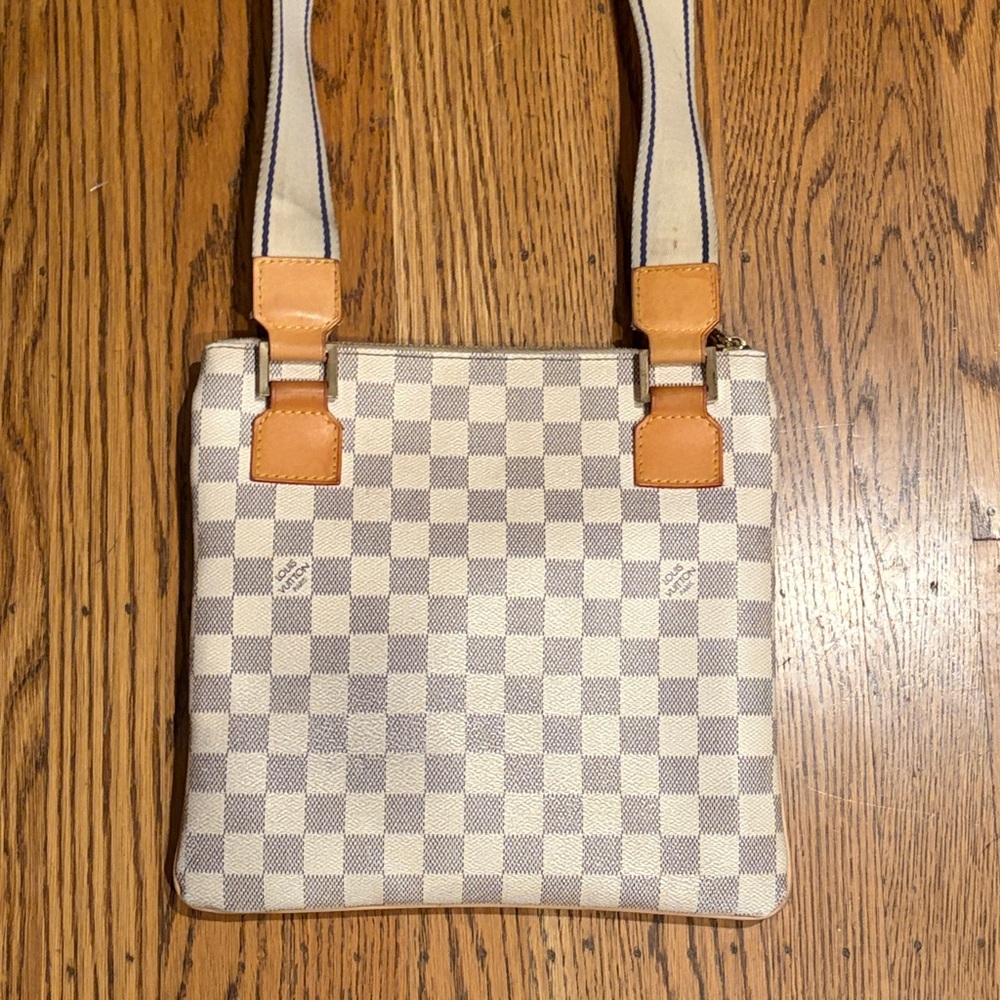 Louie Vuitton Purse - Picture 7 of 11